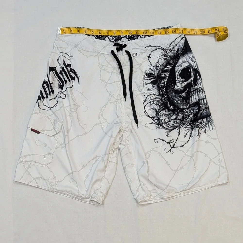 Miami Ink Men's White Skull Barbed Wire Graphic Board Shorts 36 Y2K Tattoo